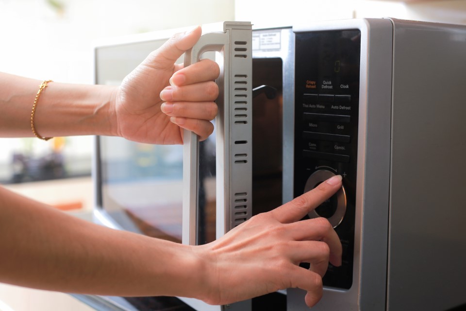 7 truques ao usar o micro-ondas que vão facilitar sua rotina