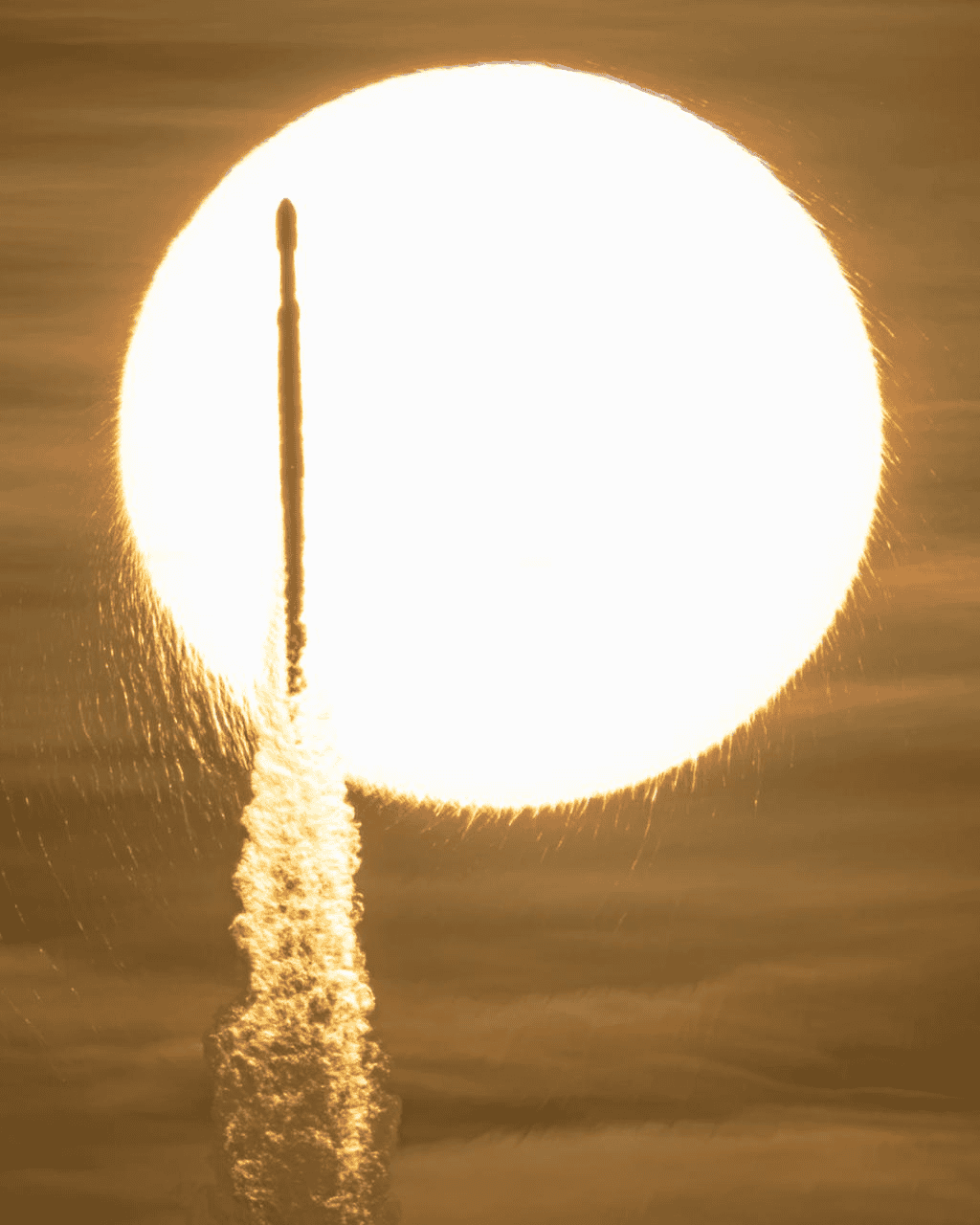 Telescópio Espacial Nancy Grace Roman subindo ao espaço com o Sol ao fundo.