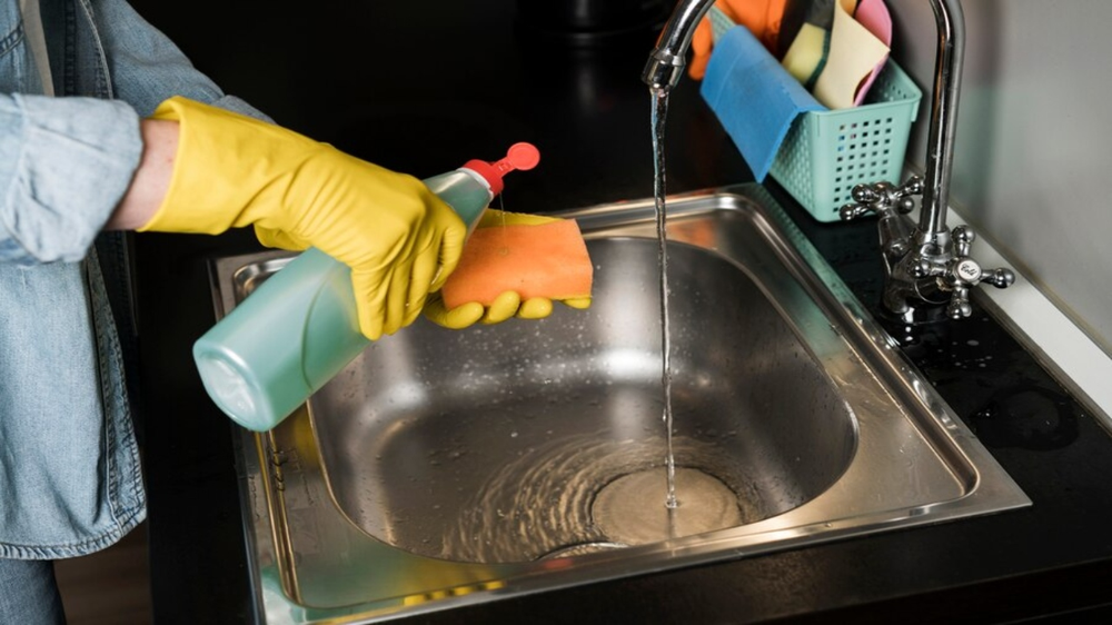 Limpar a parte interna da Air Fryer com água, detergente e esponja garante durabilidade — Foto: Reprodução/Freepik