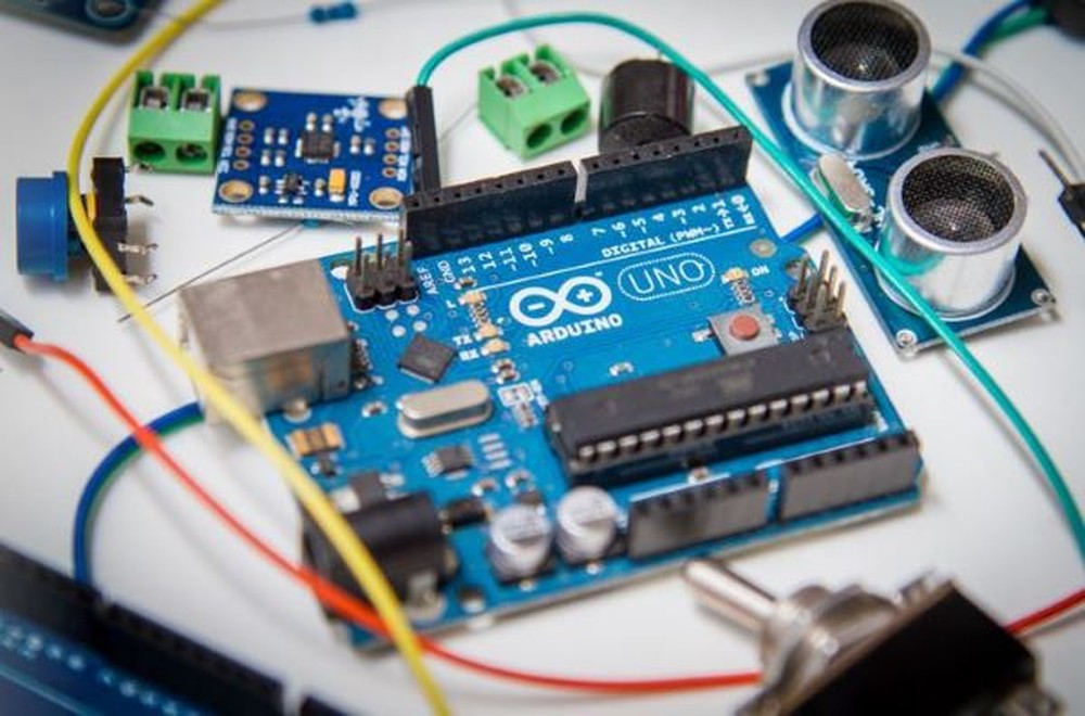 O arduino é responsável por converter os comandos para serem reconhecidos no sistema — Foto: Reprodução/Magnific