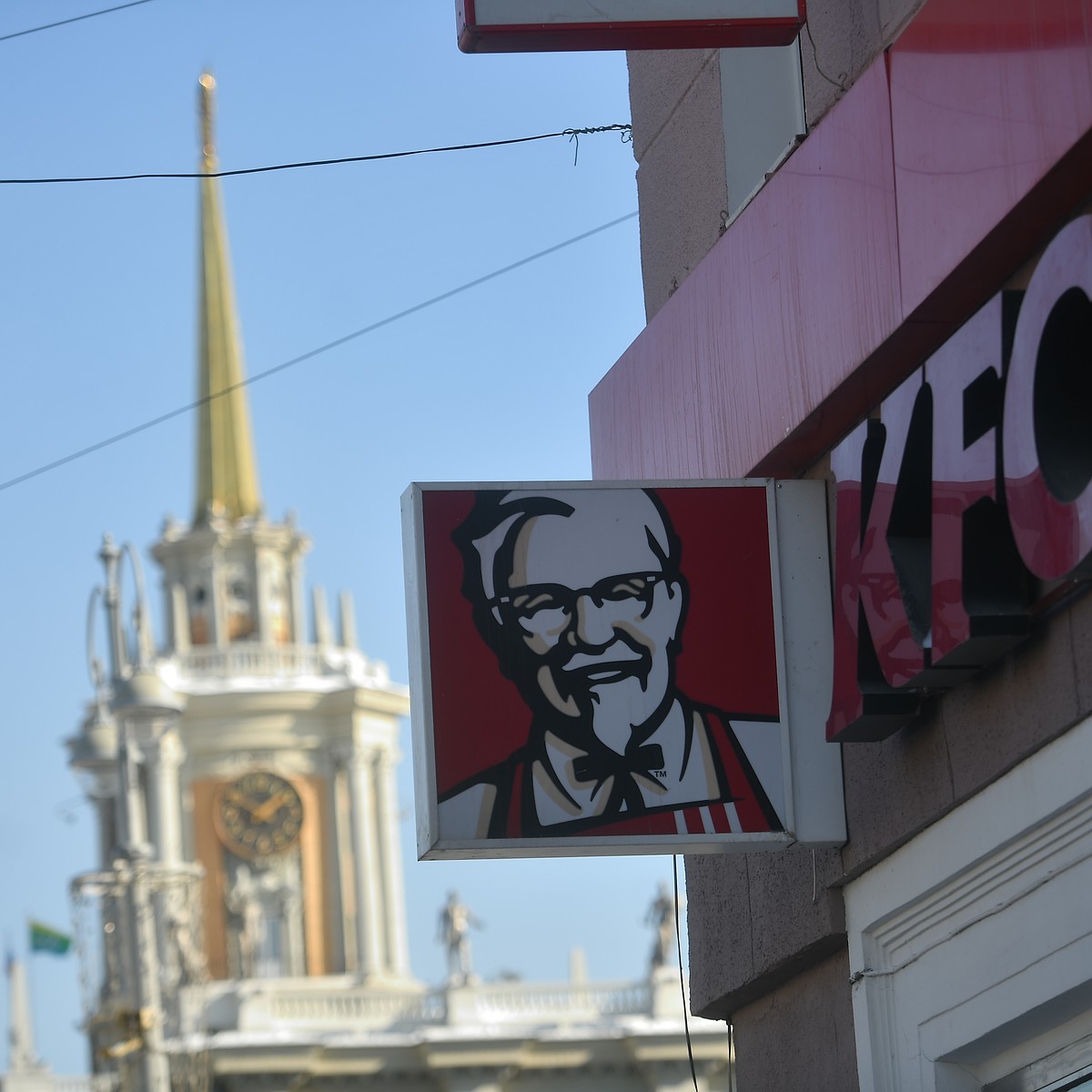 Na Grã-Bretanha, um bebê nasceu em uma vaga de estacionamento do KFC: o 'coronel' Cody e sua família receberam presentes do restaurante.