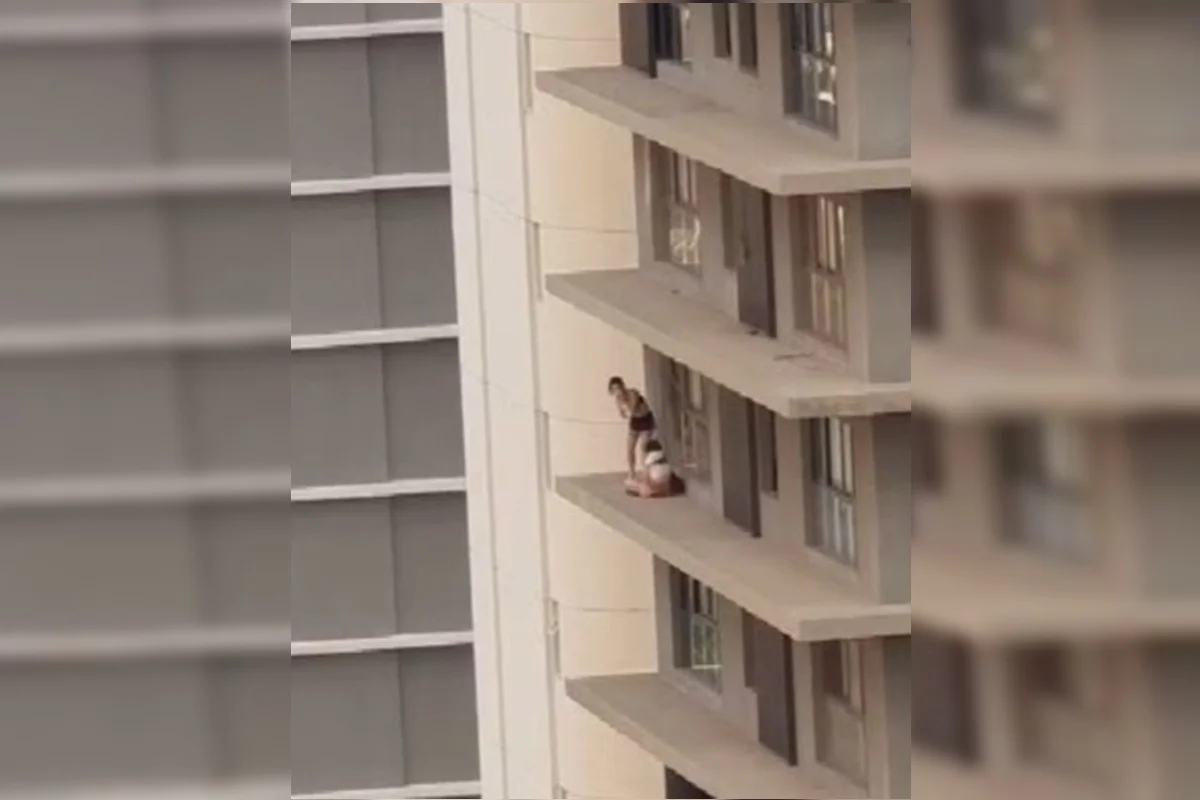 Moradoras saem pela janela após apartamento de luxo pegar fogo