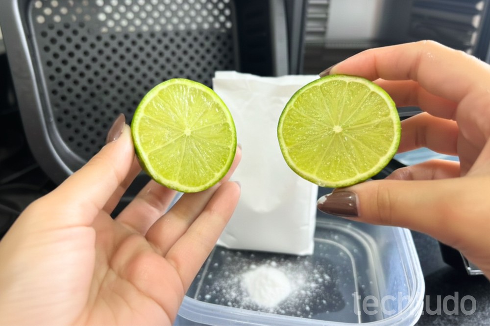 Bicarbonato de sódio com limão é bom para limpar air fryer com muita gordura? — Foto: Letícia Rosa/TechTudo