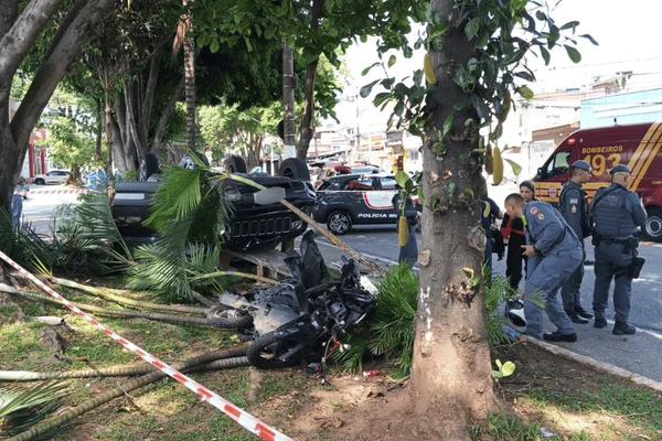 Carro bate em moto, sobe em calçada e deixa um morto e 4 feridos em SP - destaque galeria