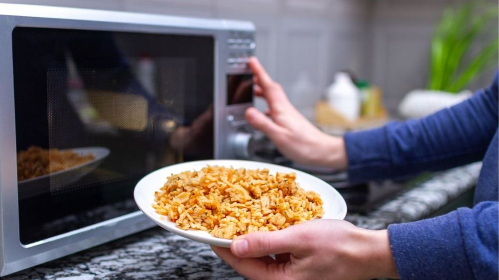 O micro-ondas é ideal para aquecer refeições ou preparar receitas rápidas — Foto: Reprodução/Lojas Colombo