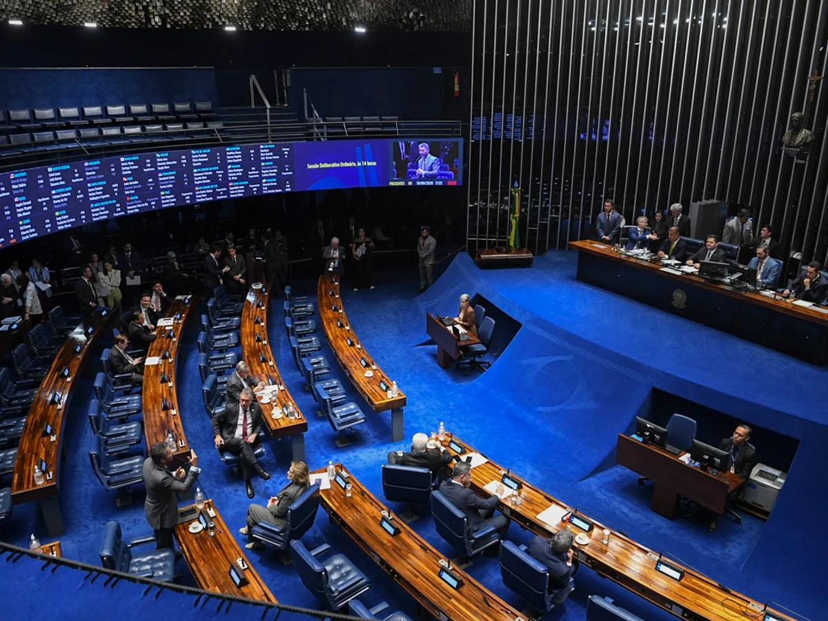 Governo requer ao Senado calendário especial para votar PEC da 6x1