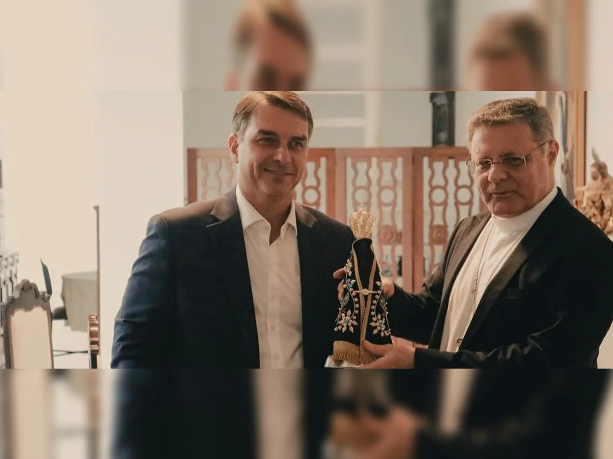 Flávio é recebido por arcebispo de Brasília e ganha imagem de Nossa Senhora