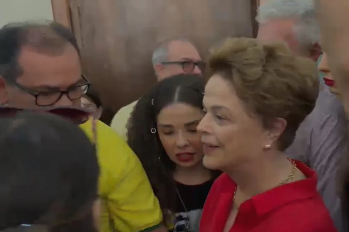 Voto de Dilma em BH tem aplausos, vaias e empurra-empurra