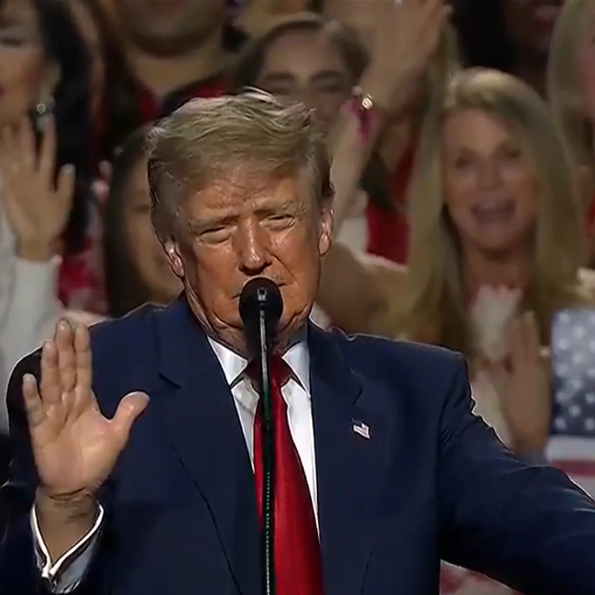 Trump diz ver como inimigo quem usa “IA” em vez de “superinteligência”