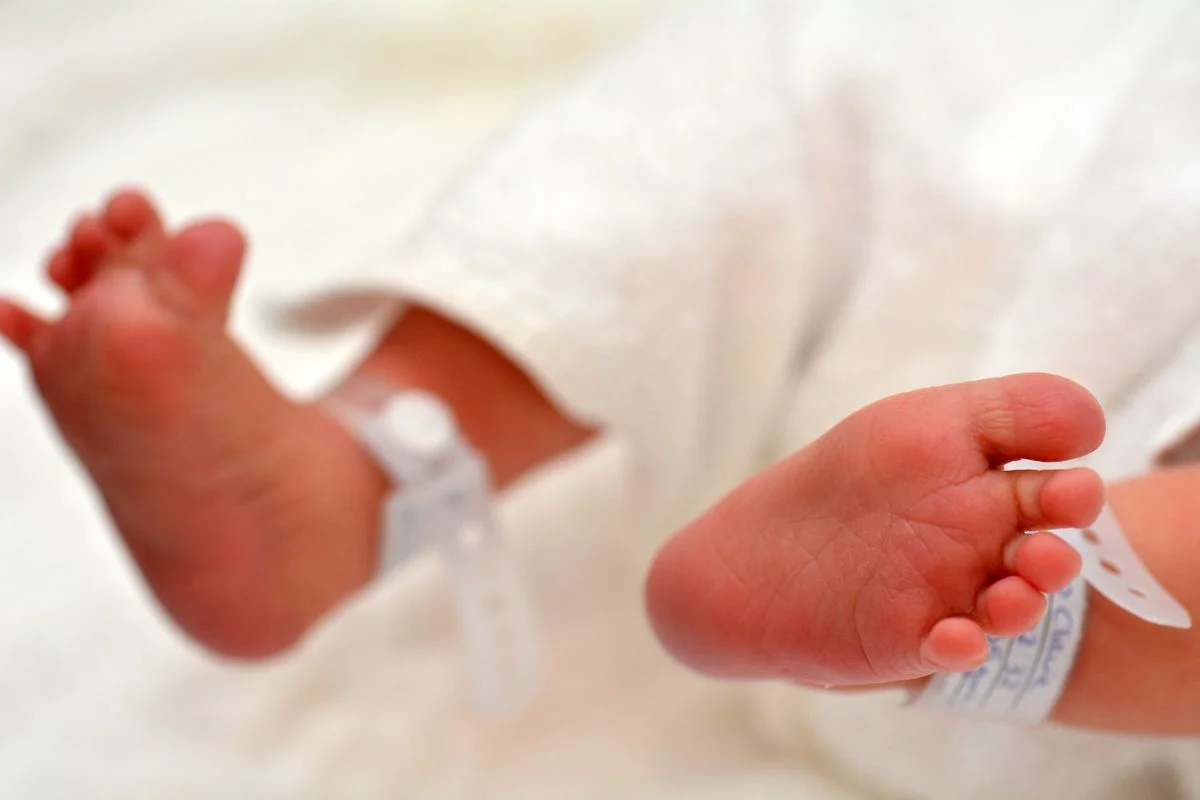 Mãe é presa após ameaçar matar bebê de 4 meses no DF; pai denunciou o caso