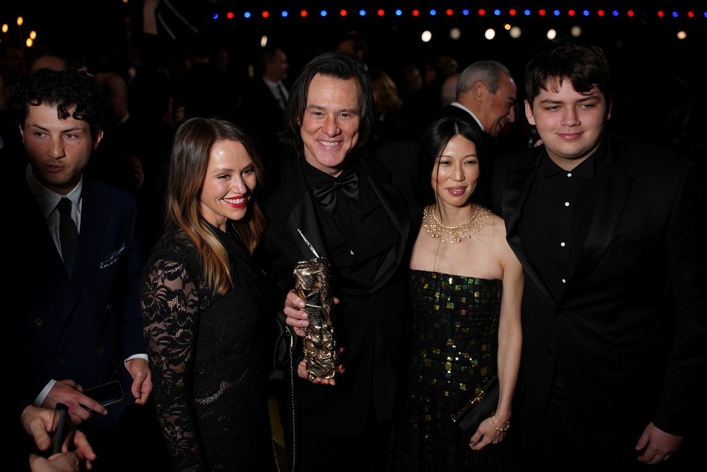O ator Jim Carrey com a filha Jane Erin Carrey, a namorada Min Ah e o neto Riley Jackson, em festa após a cerimônia do Cesar Film Awards, em Paris, em 26 de fevereiro de 2026 — Foto: Getty Images