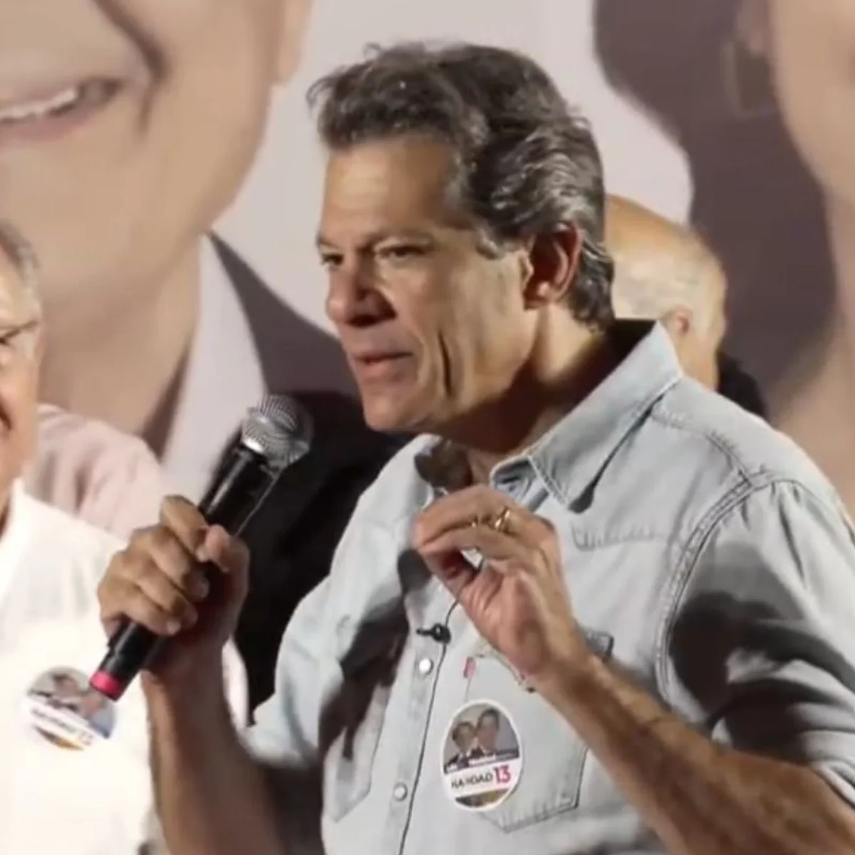 Haddad ataca Flávio Bolsonaro em discurso nacionalizado durante comício