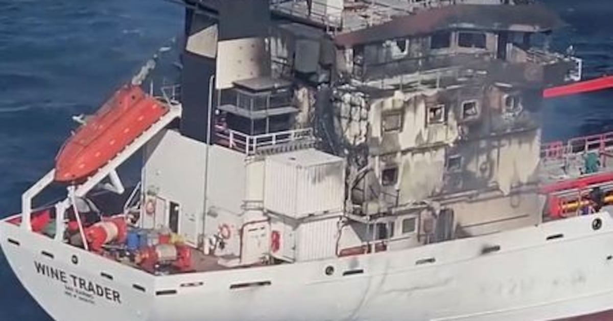 Dois navios pegam fogo na costa romena do mar Negro; sete marinheiros estão desaparecidos