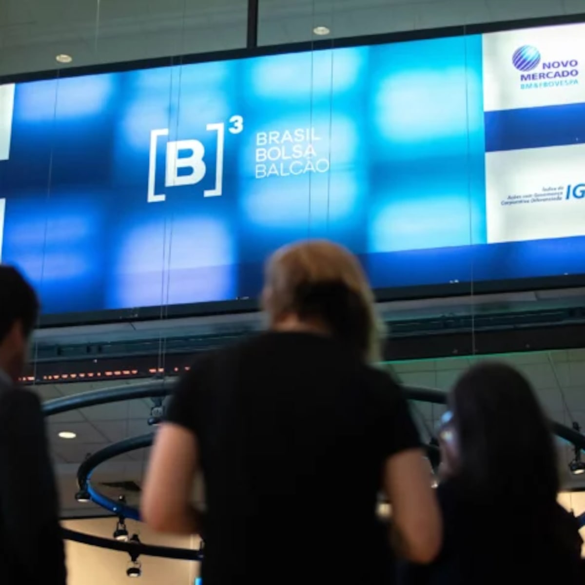 Ibovespa renova recorde aos 209 mil pontos e sobe mais de 1% com pesquisas eleitorais