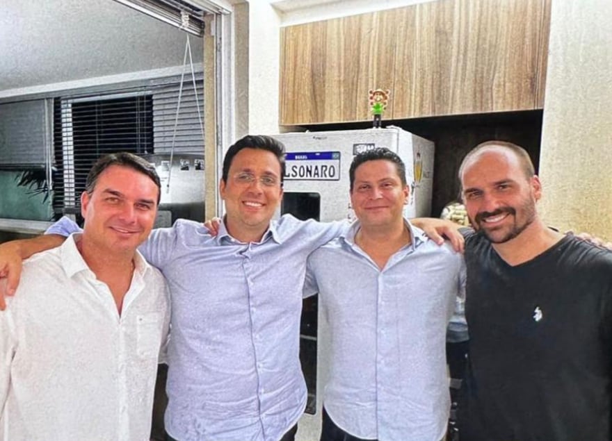 Relógio de luxo e cobrança de R$ 1,4 milhão: mensagens revelam disputa entre Flávio Bolsonaro e ex-sócio