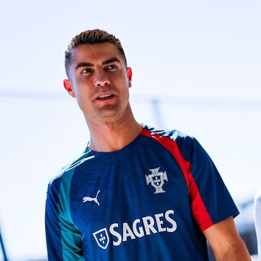 Cristiano Ronaldo supera Messi e é jogador mais bem pago do mundo; Vini Jr. fica no top 5