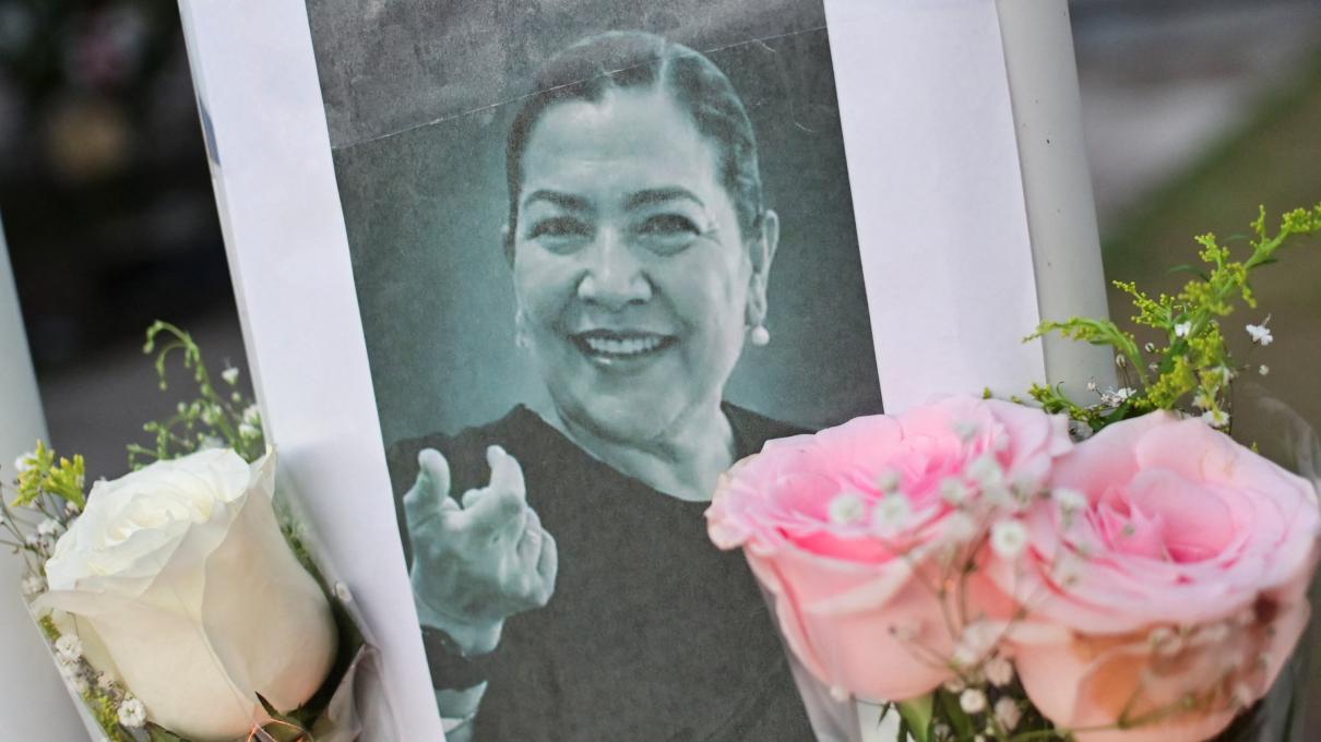 Entre dolor y exigencia de justicia, dan último adiós a subdirectora asesinada en secundaria