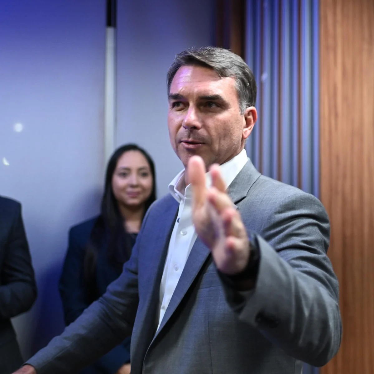 Fuga de Flávio Bolsonaro irrita aliados após promessa de ficar no Brasil