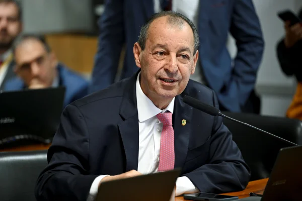 Vantagem de Flávio na corrida ao Planalto esfria votação da PEC da 6x1