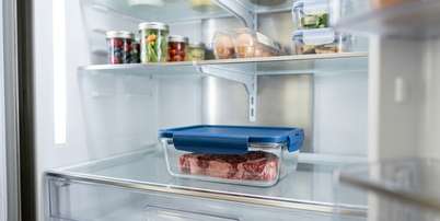 Evitar que fluidos de carne crua entrem em contato com verduras e frutas previne intoxica&ccedil;&otilde;es alimentares graves. Foto: Imagem gerada por IA / Catraca Livre