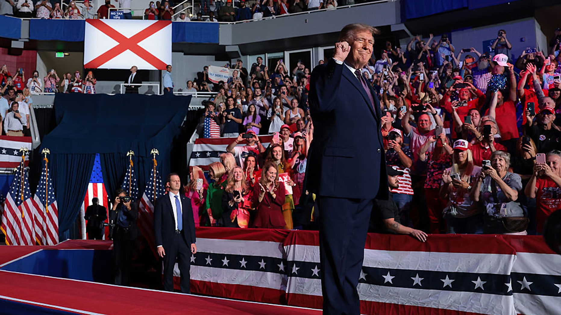 Três estudantes universitários enfrentam acusações federais por supostas ameaças contra Trump antes de um comício no campus