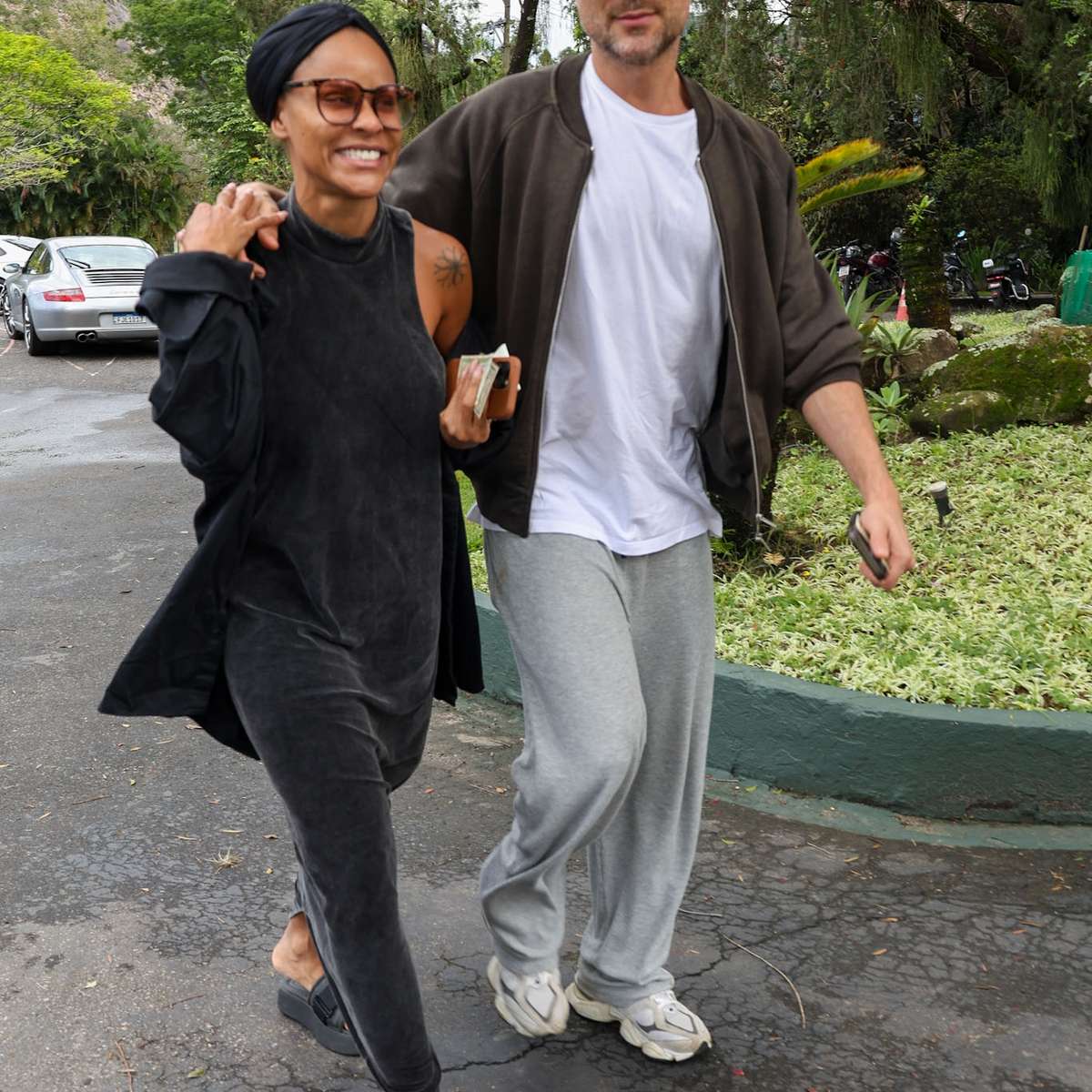 Leandra Leal, Alinne Moraes e mais famosos vão às urnas para votar; veja fotos