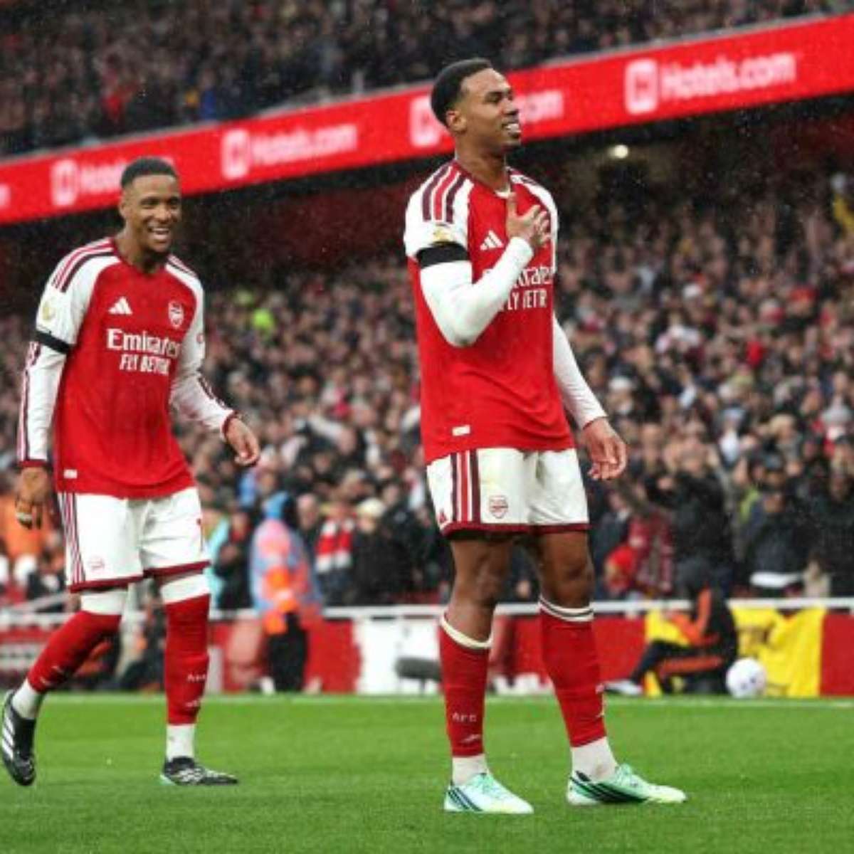 Arsenal vence Everton na Premier League com gol brasileiro
