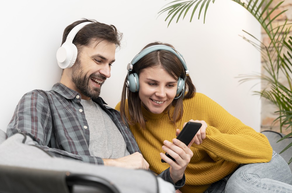 Teste o fone em diferentes dispositivos — Foto: Reprodução/Freepik