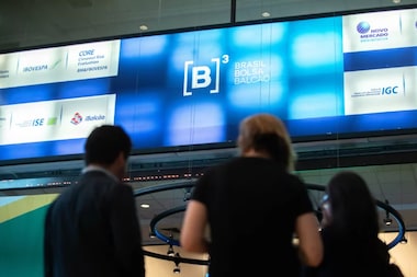 Ibovespa renova recorde aos 209 mil pontos e sobe mais de 1% com pesquisas eleitorais