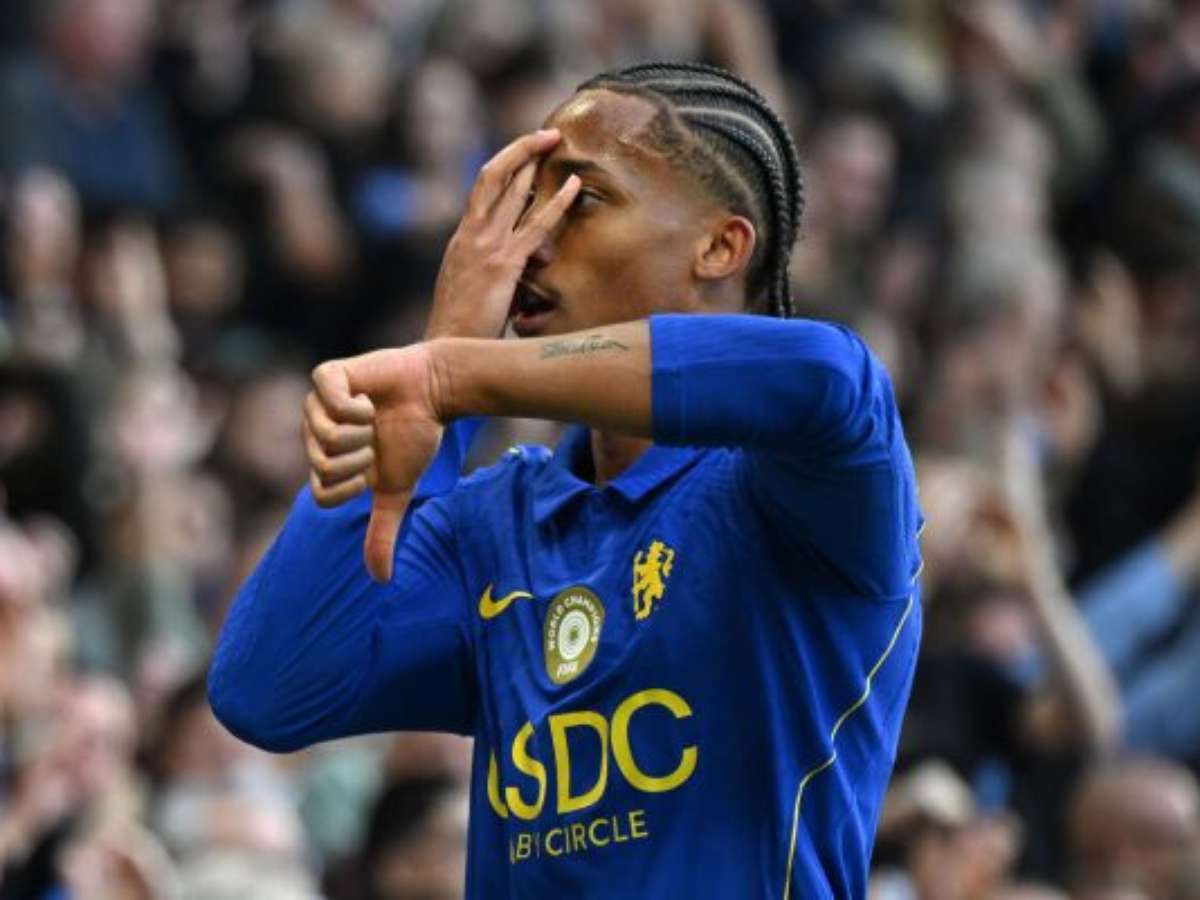 Com dois de João Pedro, Chelsea goleia Bournemouth, de Rayan