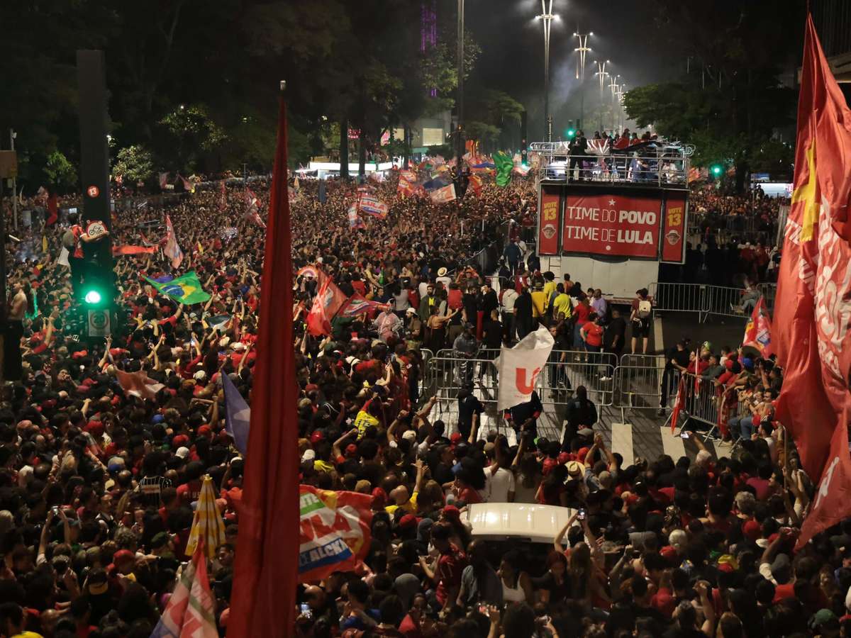 Paulista vira palco de festa entre gerações após vitória de Lula