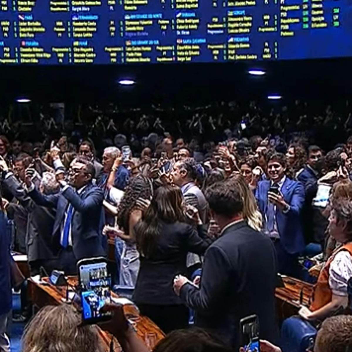 Senado aprova em primeiro e segundo turno PEC do fim da escala 6x1