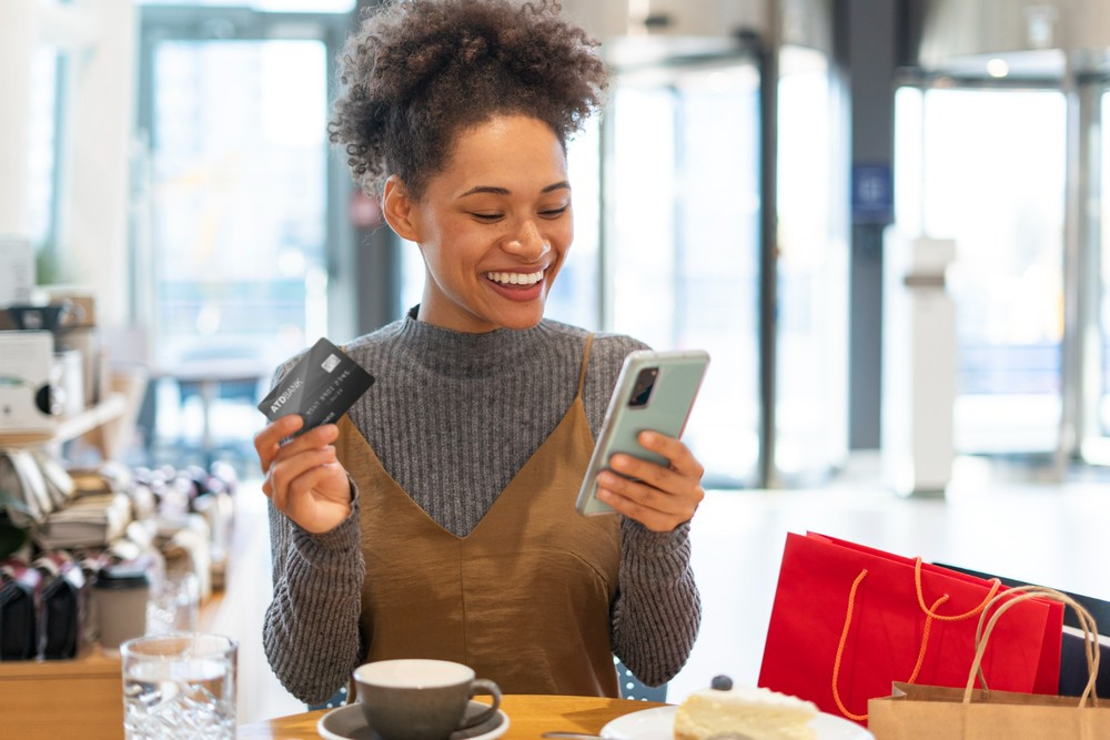 Saiba as diferenças entre desconto no Pix ou cashback no cartão e se prepare para as compras na Black Friday 2026 — Foto: Reprodução/Freepik
