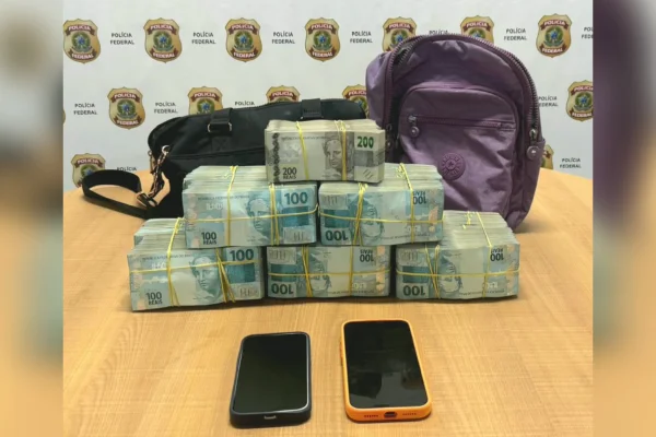 PF prende dupla com mais de meio milhão de reais escondidos em mochilas