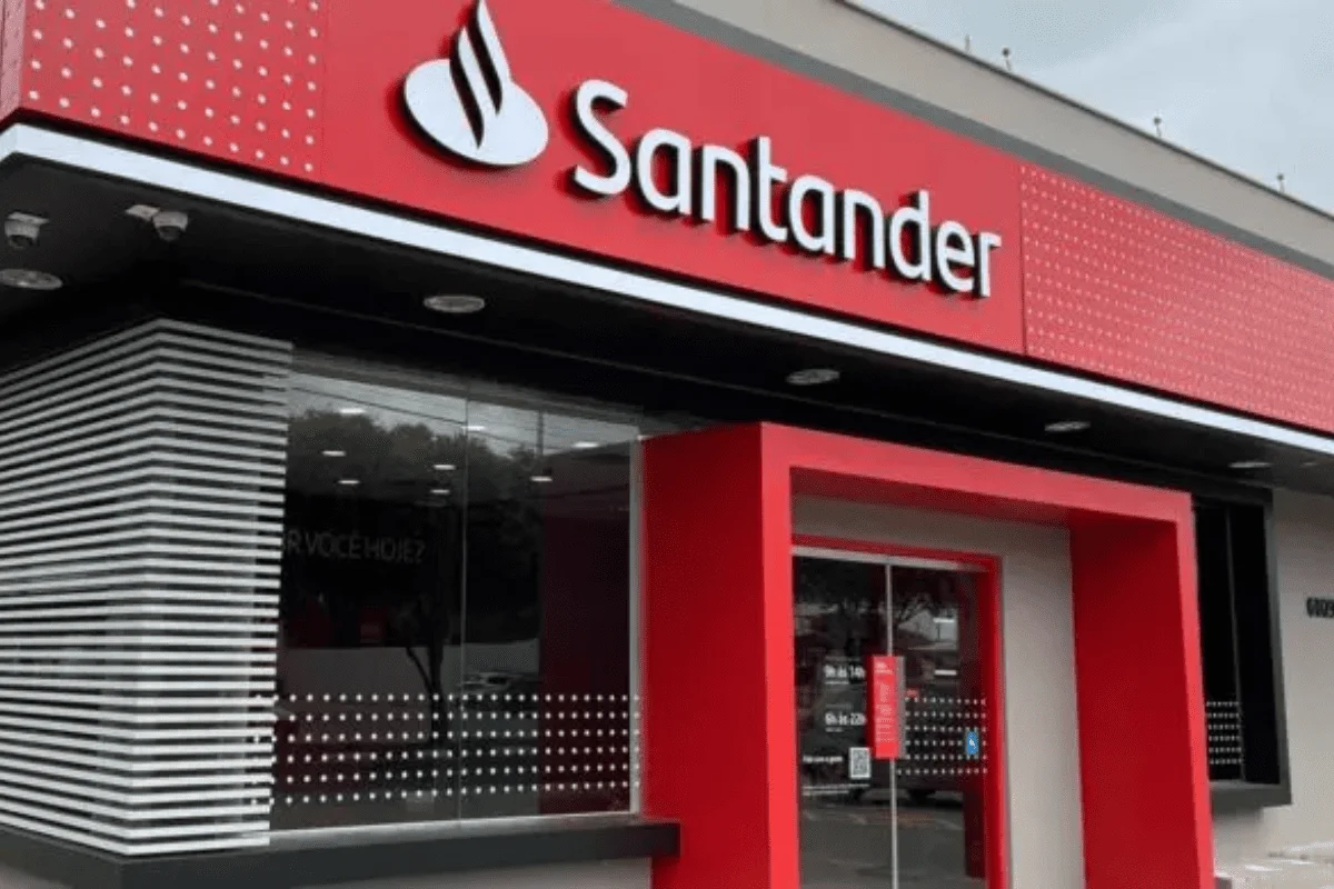 Funcionária da Santander fez esquema para desviar dinheiro de idosos no interior de São Paulo. Imagem representa agência do banco.