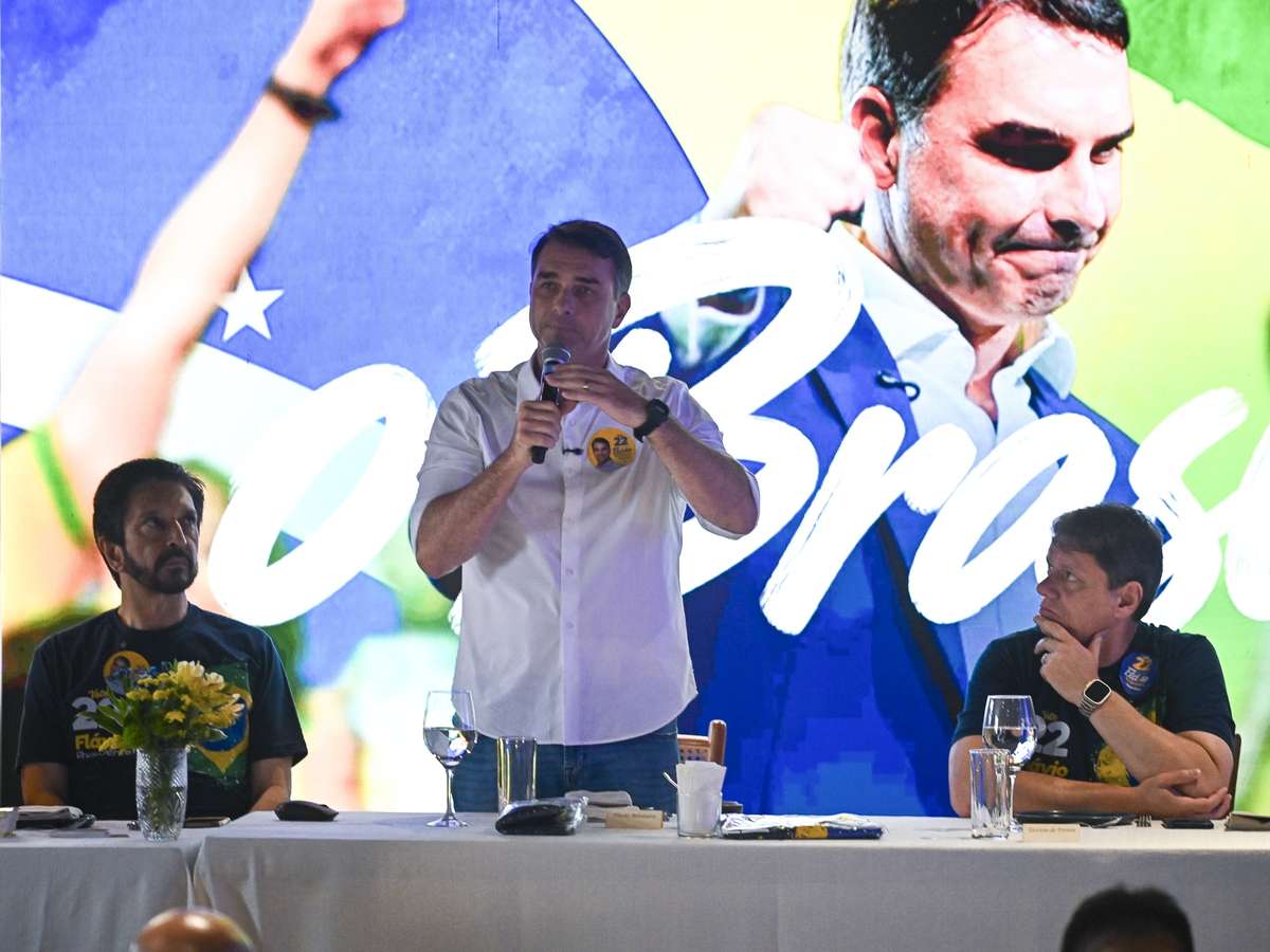 Em encontro com prefeitos de SP, Flávio Bolsonaro pede mobilização e diz que aliados 'não podem baixar a guarda'