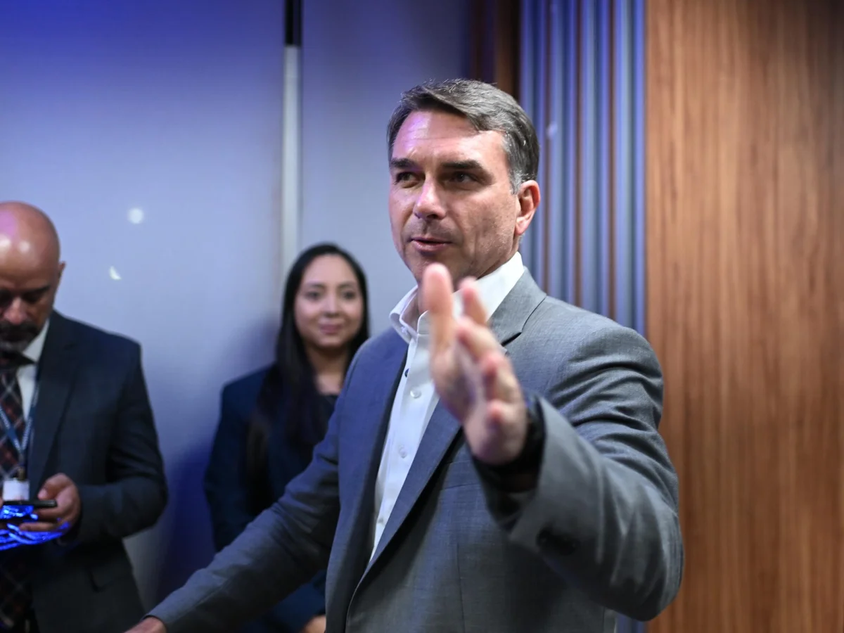 Fuga de Flávio Bolsonaro irrita aliados após promessa de ficar no Brasil