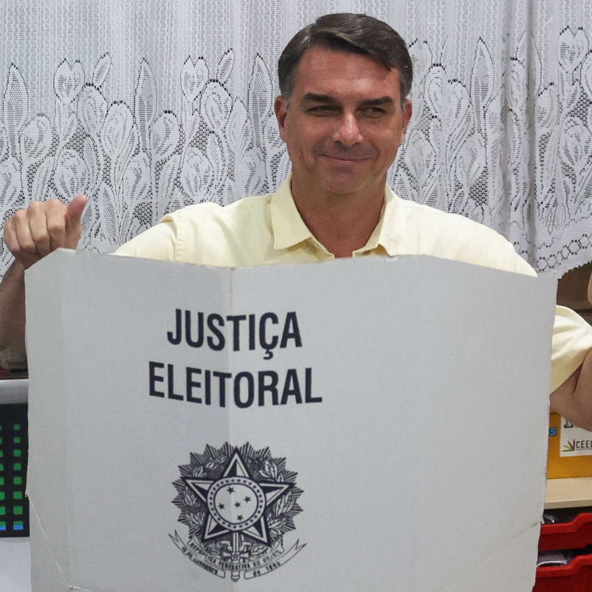 Tumulto, celebração e provocações de eleitores do PT: Flávio Bolsonaro vota em escola no RJ