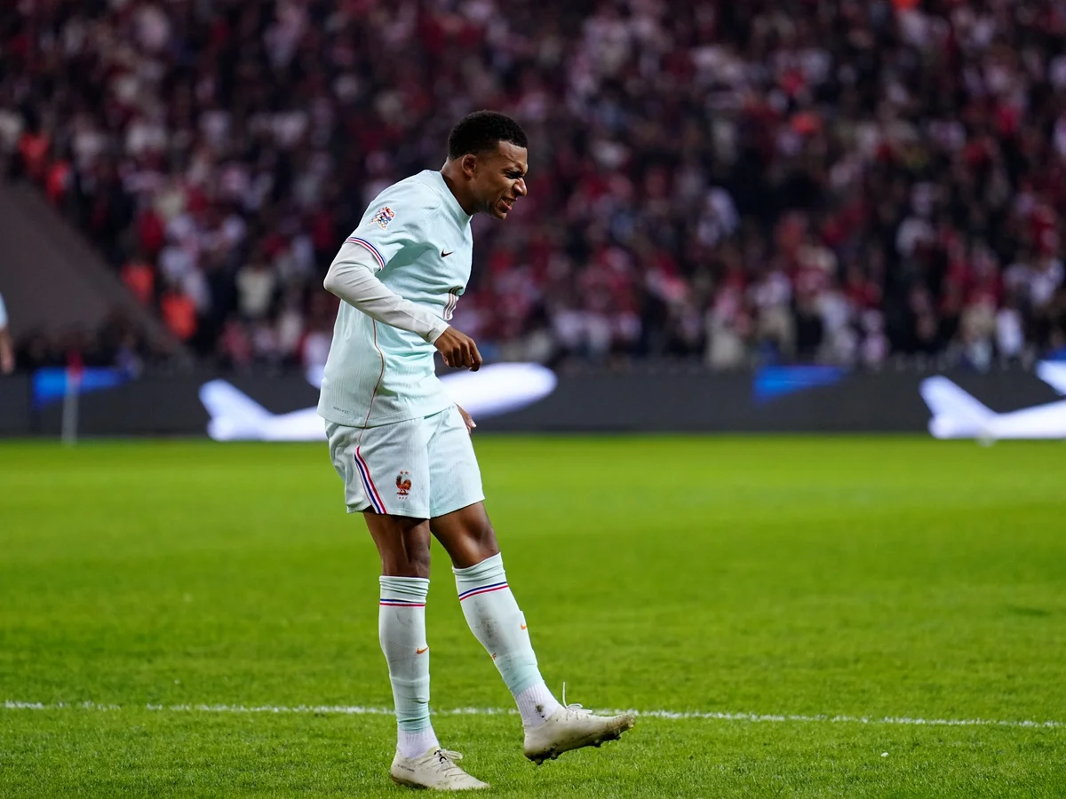 Mbappé deve desfalcar o Real por duas semanas devido a lesão no joelho