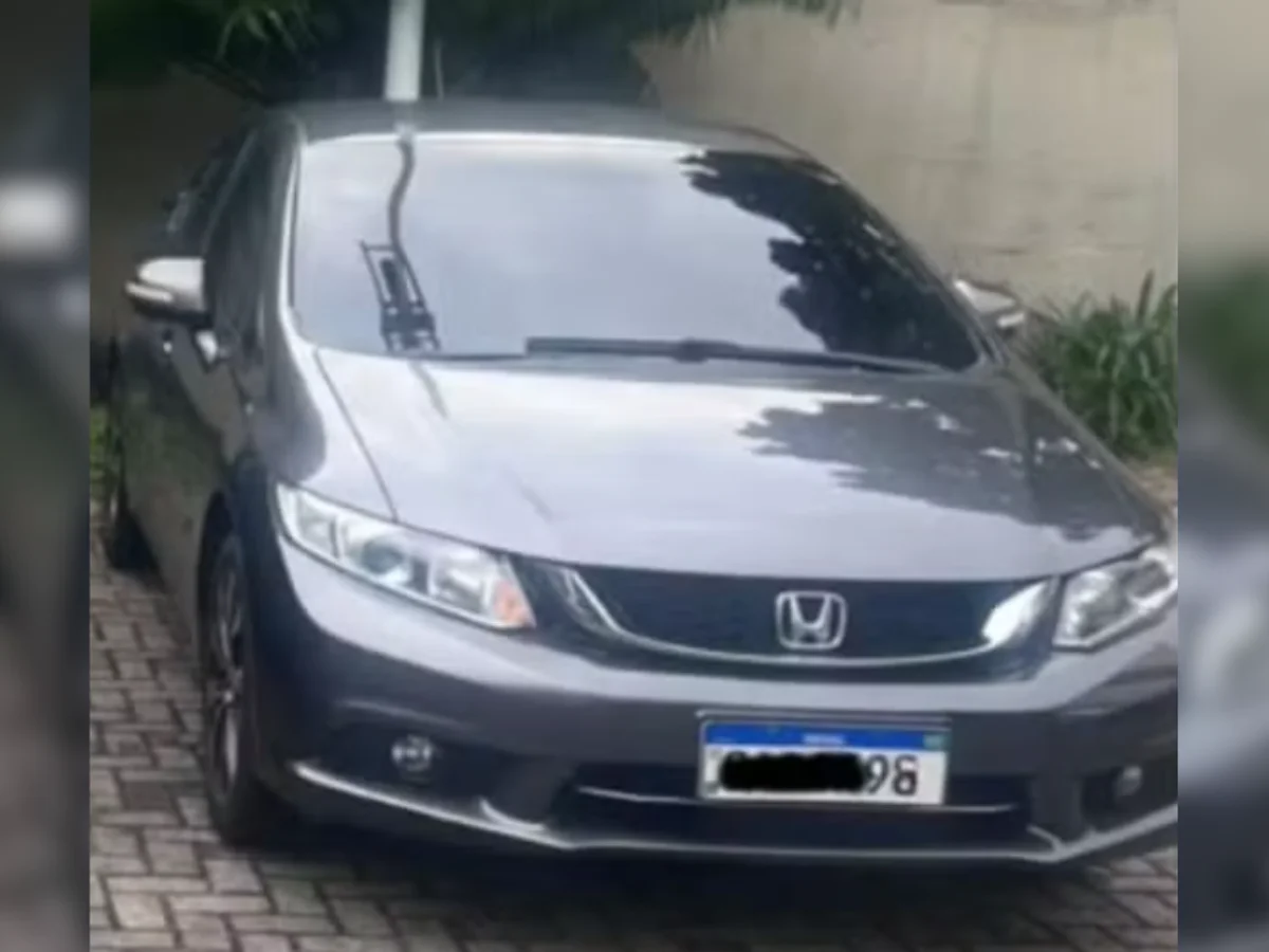 Mulher culpa filhas após ser presa com placa de carro coberta por fita