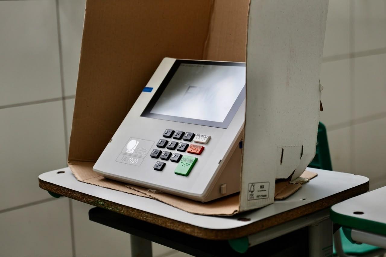 Eleições 2026: urna eletrônica tem teclas 1 e 3 coladas com supercola e é substituída no interior de SP