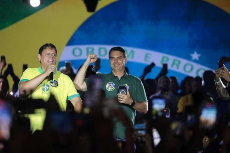 Brasil chega ao 2º turno entre Flávio e Lula com a eleição mais imprevisível da história