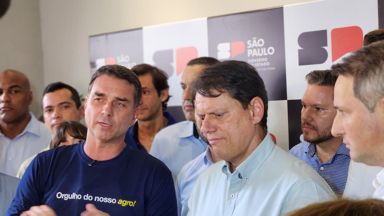Reeleito com votação recorde, Tarcísio deve fazer pelo menos oito viagens com Flávio Bolsonaro pelo Brasil