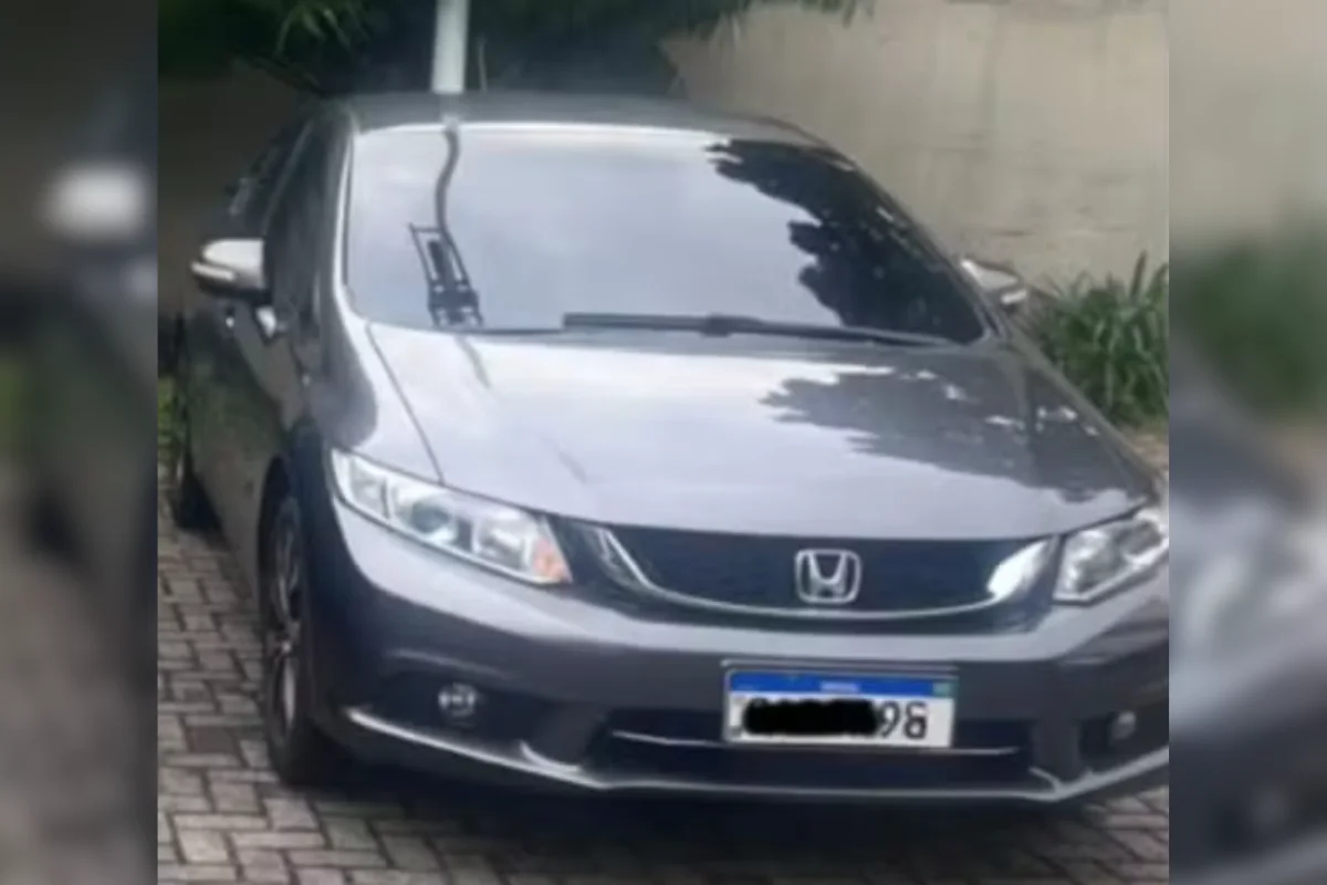 Imagem colorida de carro com placa adulterada em Jundiaí - Metrópoles