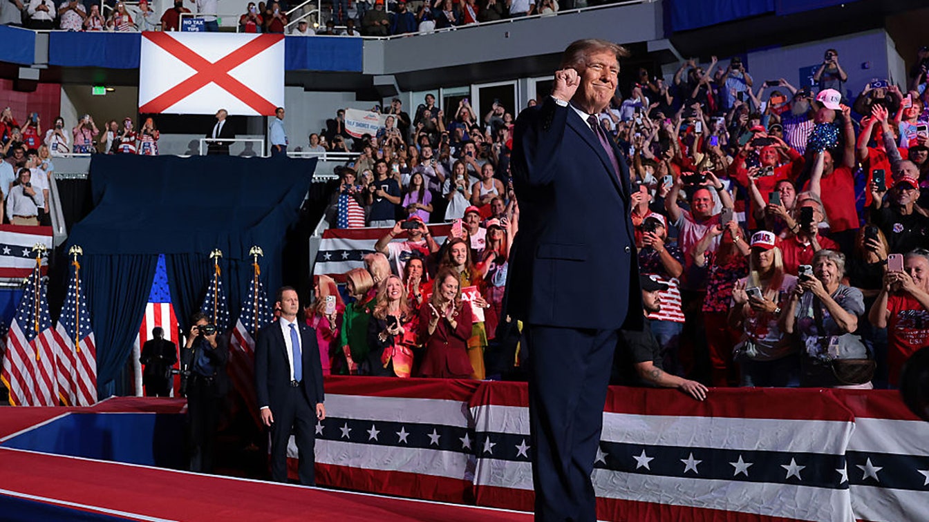 Três estudantes universitários enfrentam acusações federais por supostas ameaças contra Trump antes de um comício no campus