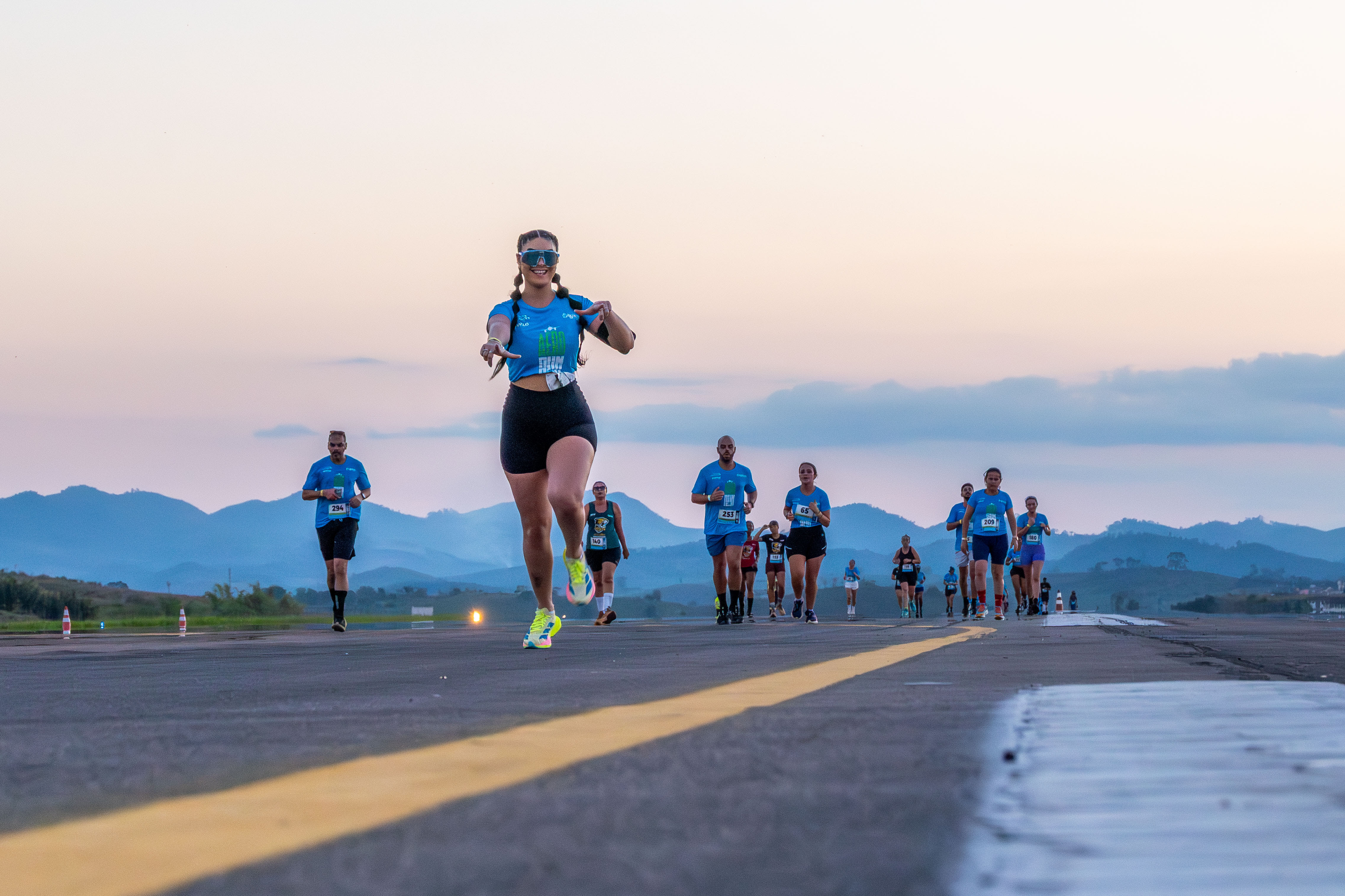 Aero Run: Aeroporto da Zona da Mata reúne mais de 300 atletas em corrida inédita na pista de pouso e decolagem