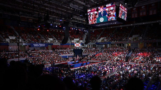 Três estudantes universitários enfrentam acusações federais por supostas ameaças contra Trump antes de um comício no campus