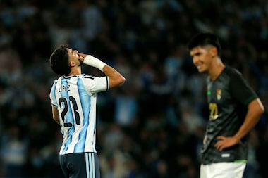 Messi apenas assiste a goleada argentina sobre a Bolívia com primeiro gol de Flaco López