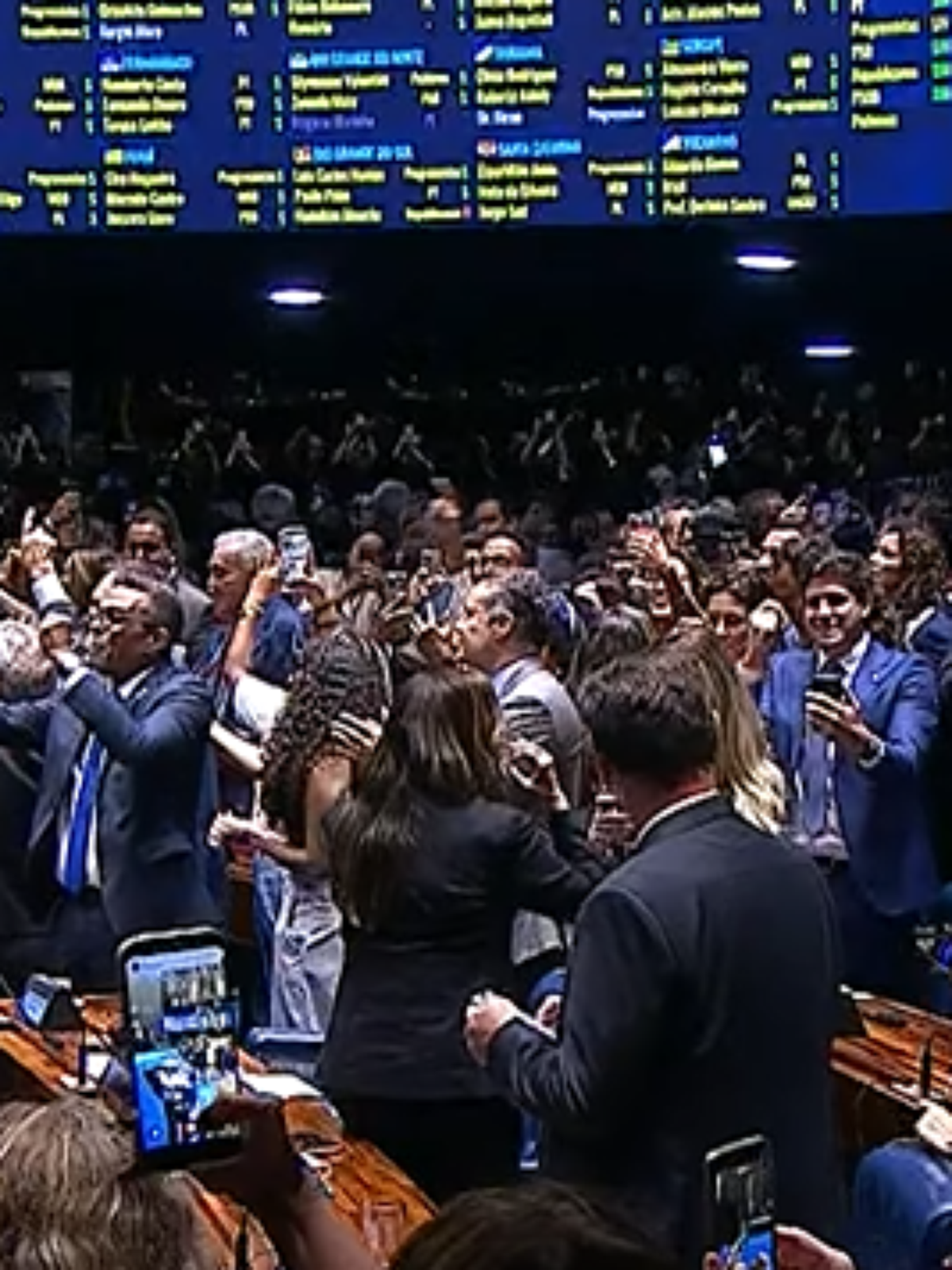 Senado aprova em primeiro e segundo turno PEC do fim da escala 6x1