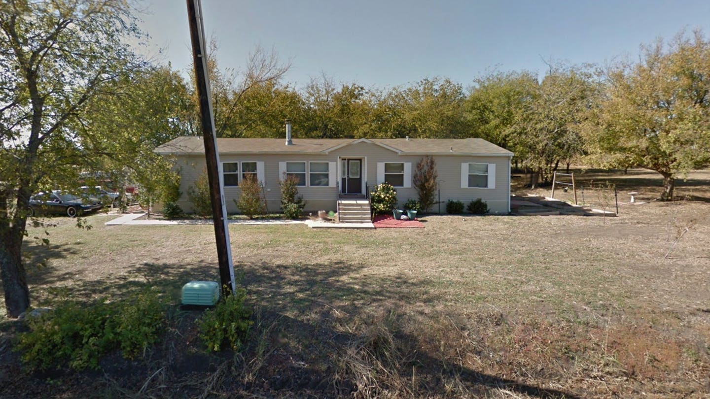 Mãe do Texas enfrenta acusações de homicídio capital após supostamente atirar nos dois filhos até matá-los